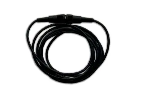 Schwarzes Kabel mit zwei Steckverbindern, möglicherweise für eine bestimmte Anwendung, unter anderem von der Marke Roth. Kabelrollung, keine spezifischen Maße erkennbar.